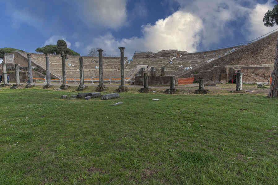 Italia - Ostia 34 - parque arqueológico de Ostia Antica - Teatro Romano.jpg